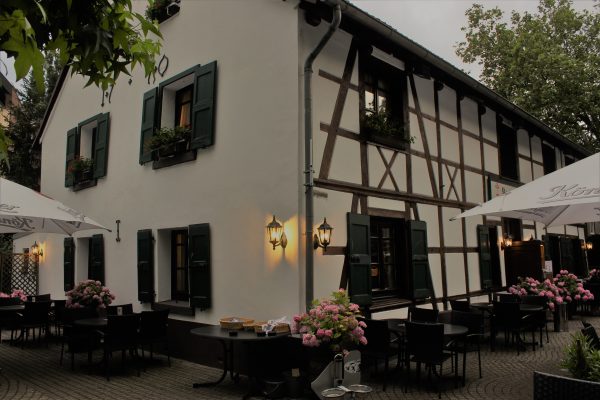 Das Foto zeigt den Biergarten der Kartoffel-Kiste in Duisburg