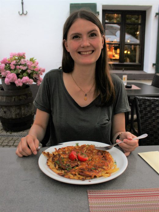 Das Foto zeigt Franziska im Biergarten der Kartoffel-Kiste in Duisburg