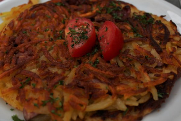 Das Foto zeigt Niederrheinischen Schnippelpfannekuchen in der Kartoffel-Kiste in Duisburg