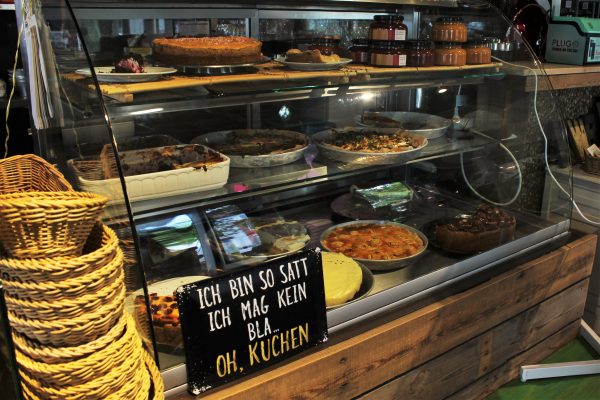 Das Foto zeigt die Kuchentheke der Küchenwirtschaft Bismarck im Kaiserviertel in Dortmund