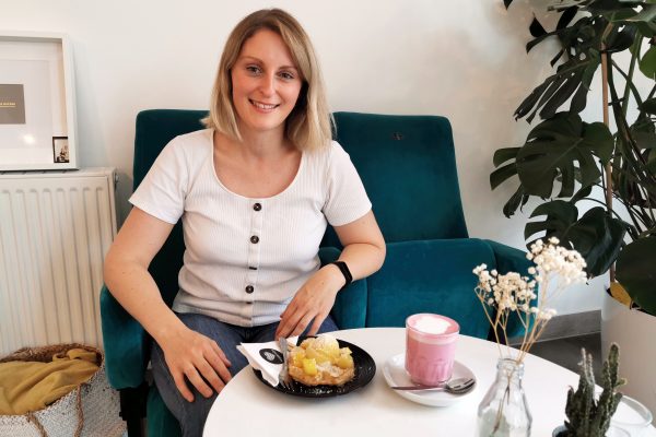Das Foto zeigt Katalina mit WaffelPop und Chai Latte im Café herzallerliebst in Dortmund