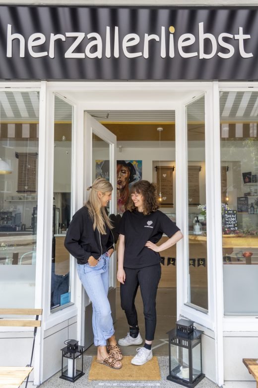 Das Foto zeigt Cafébetreiberin Sassi mit Kollegin Kira in der Eingangstür des herzallerliebst in Dortmund