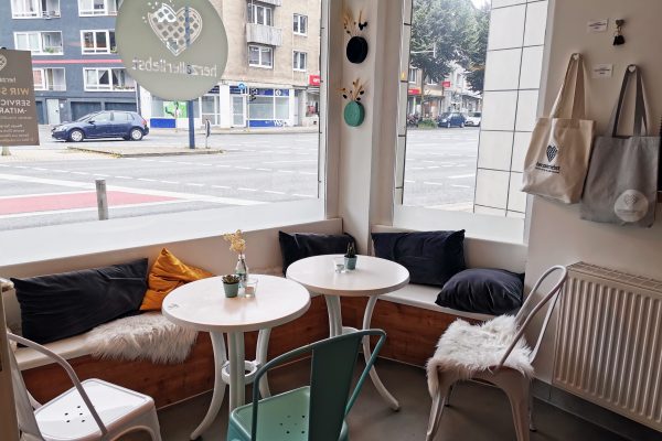 Das Foto zeigt eine Sitzecke im herzallerliebst in Dortmund