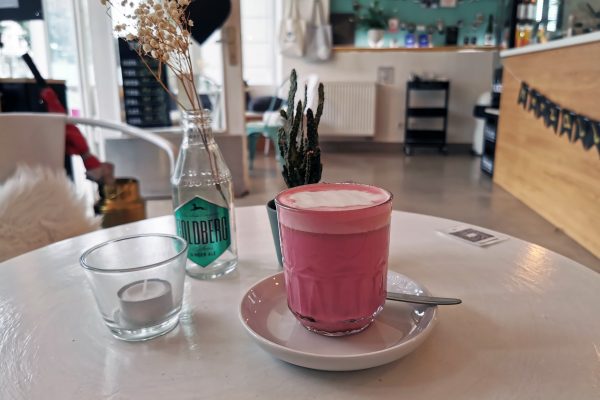 Das Foto zeigt einen Super Food Chai Latte im Café herzallerliebst in Dortmund