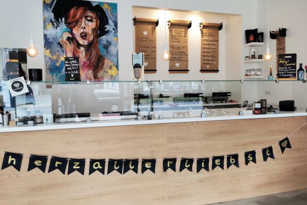 Das Foto zeigt die Theke des Cafés herzallerliebst in Dortmund