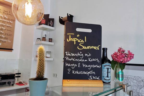 Das Foto zeigt Deko und eine Bestelltafel im Café herzallerliebst in Dortmund