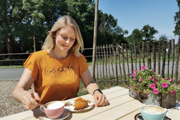 Das Foto zeigt Katalina auf der Terrasse des "Unser Lieblingscafé" in Xanten