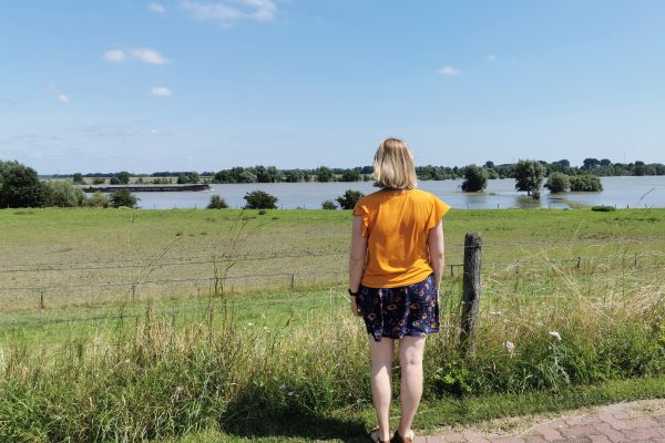 Das Foto zeigt Katalina auf dem Rheindamm in Xanten