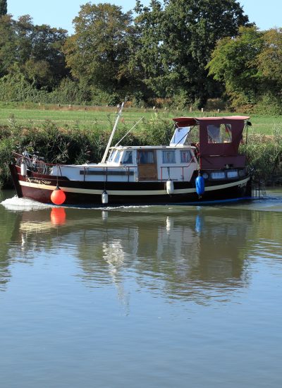 Das Foto zeigt ein Hausboot auf dem Datteln-Hamm-Kanal