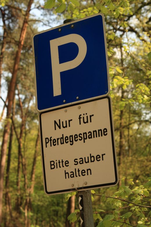 Das Foto zeigt ein Parkplatzschild bei Flaesheim