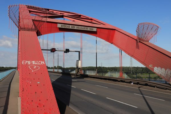 Das Foto zeigt die Brücke der Solidarität in Duisburg