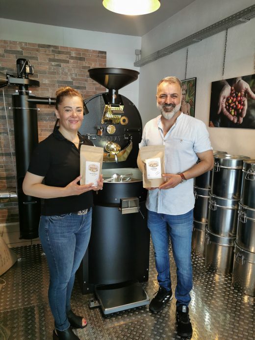 Das Foto zeigt Hüsniye und Erdal Öktas, die Betreiber der Kaffeerösterei RöstCult in Duisburg