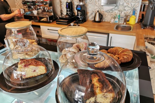 Das Foto zeigt die Kuchenauswahl der Kaffeerösterei RöstCult in Duisburg