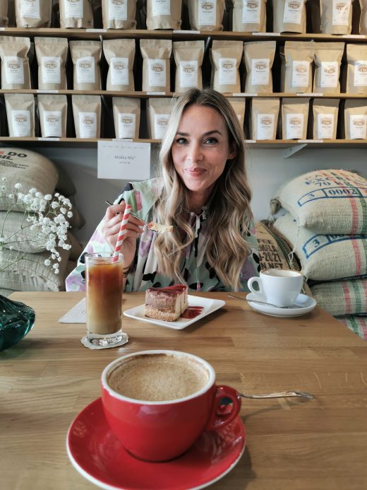 Das Foto zeigt Sandra in der der Kaffeerösterei RöstCult in Duisburg