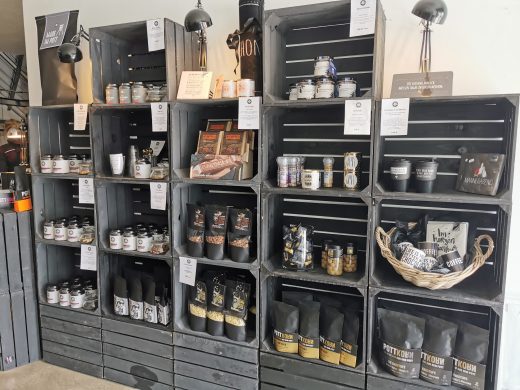 Das Foto zeigt Kaffeesorten und -zubehör sowie Pottkorn im Mahlgrad-Store Oberhausen
