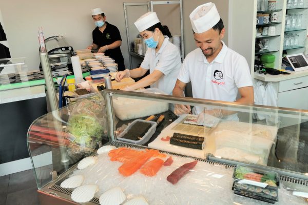 Das Foto zeigt den Sushi Meister Quang und sein Team beim Sushi machen im Daikychi in Bottrop