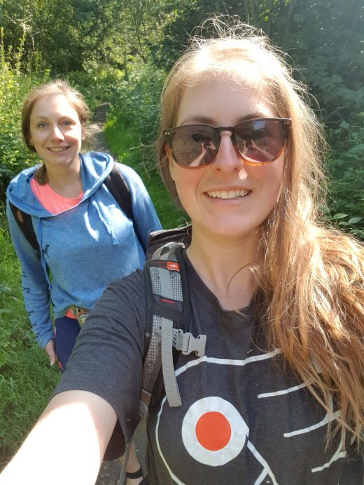 Das Foto zeigt Melissa und ihre Schwester auf dem Kettwiger Panoramasteig