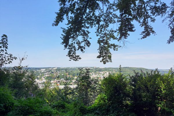 Das Foto zeigt einen Rastplatz auf dem Kettwiger Panoramasteig mit Blick auf Essen