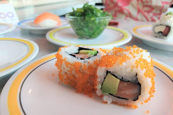 Das Foto zeigt Ura Maki mit Lachs und Avocado im Daikychi in Bottrop