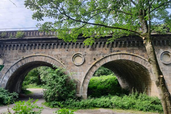 Das Foto zeigt ein Eisenbahnviadukt auf einer einer Wanderung auf dem Kettwiger Panoramasteig