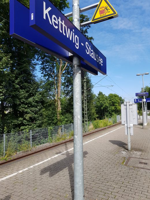 Das Foto zeigt die Bahnstation Kettwig-Stausee