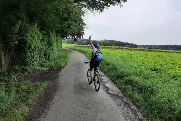 Das Foto zeigt Frauke beim Radfahren