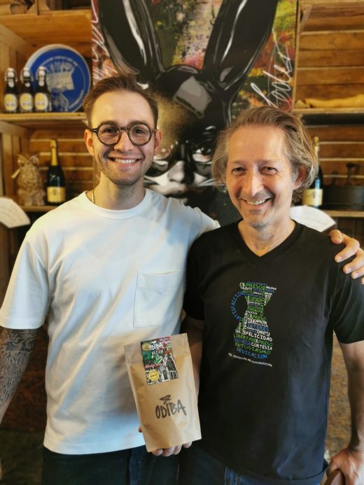 Das Foto zeigt die beiden Betreiber Josef junior und Josef senior der Kaffeerösterei ODIBA in Gelsenkirchen