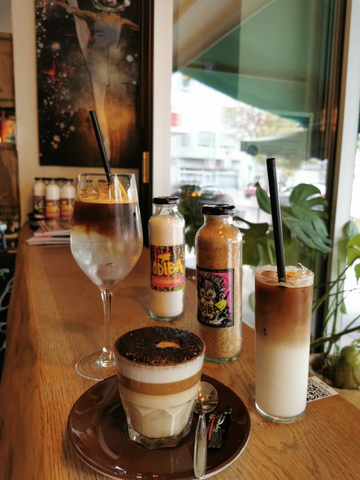 Das Foto zeigt Espresso-Tonic, Nuss Mocca und Eis-Cappuccino in der Kaffeerösterei ODIBA in Gelsenkirchen