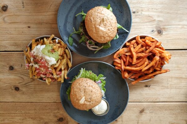 Das Foto zeigt Burger und Pommes im Tofino in Essen