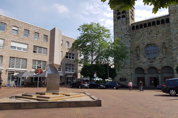 Das Foto zeigt die Brunnenskulptur aus dem Jahr 1990 auf dem Rathausplatz in Unna