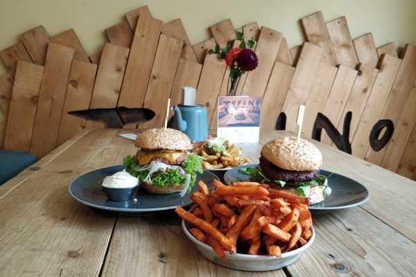 Das Foto zeigt Burger und Pommes im Tofino in Essen