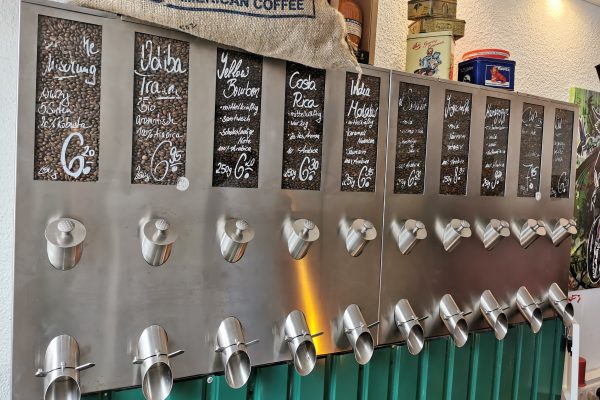 Das Foto zeigt die Die Abfüllstation der Kaffeebohnen der Kaffeerösterei ODIBA in Gelsenkirchen im Retro-Look