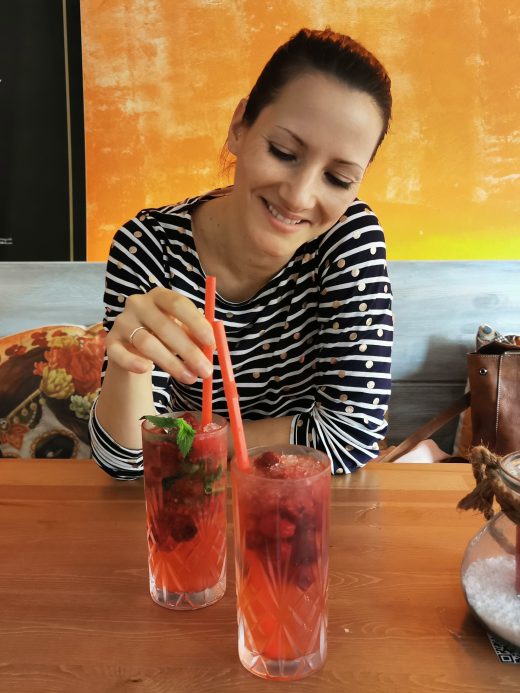 Das Foto zeigt Laura mit alkoholfreien Cocktails in der TequilaRia in Bochum