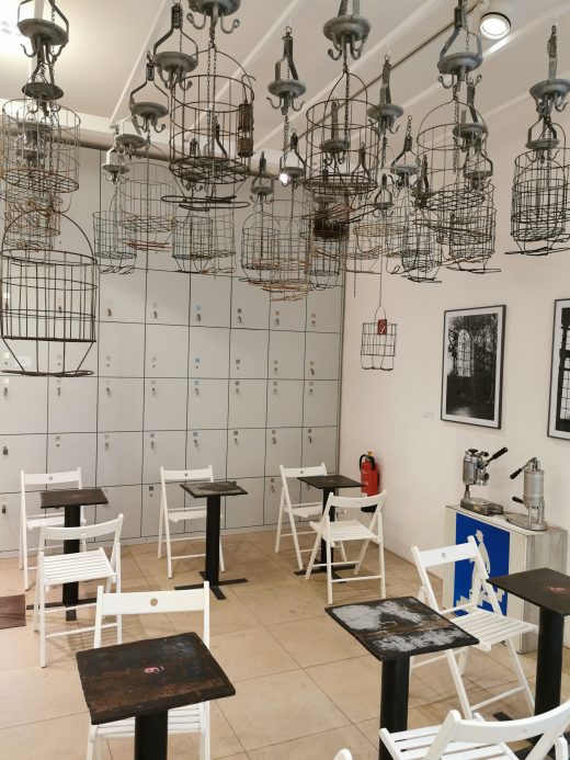 Das Foto zeigt den Cafébereich der Kaffeerösterei Baristoteles in Bochum im Bergbau-Ambiente