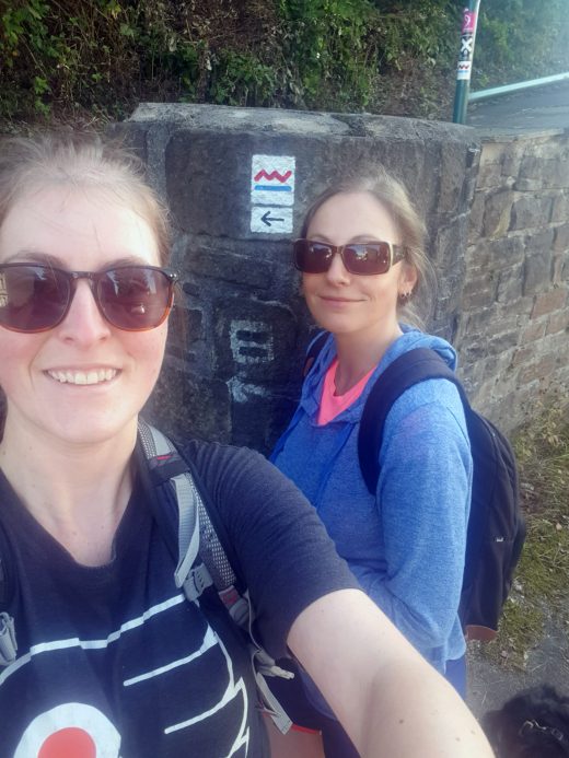 Das Foto zeigt Melissa und ihre Schwester am Start der Wanderung auf dem Kettwiger Panoramasteig