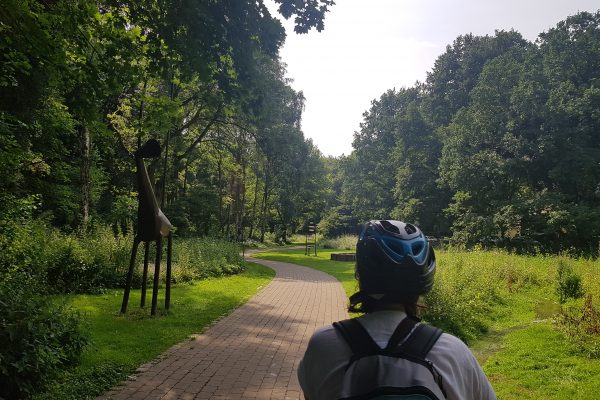 Das Foto zeigt Frauke auf dem Klangweg in Bornekamp