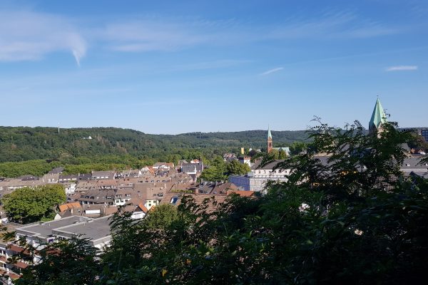 Das Foto zeigt den Ausblick vom Kettwiger Panoramasteig auf Essen-Werden