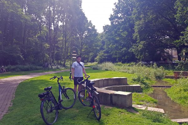 Das Foto zeigt Jan auf dem Klangweg in Bornekamp