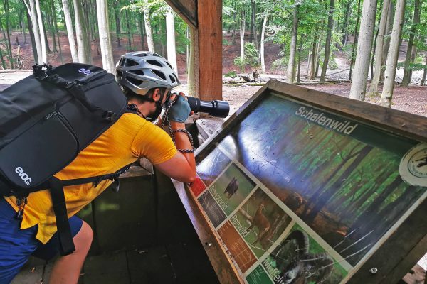 Das Foto zeigt Pascal bei der Radtour durch Dortmund beim Fotografieren im Wildgehege