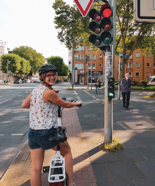 Das Foto zeigt Christin auf einem Radweg in der Innenstadt von Bochum