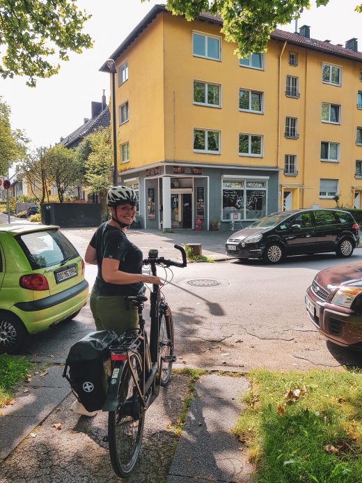 Das Foto zeigt Johanna mit Fahrrad am Kultkiosk am Freigrafendamm in Altenbochum