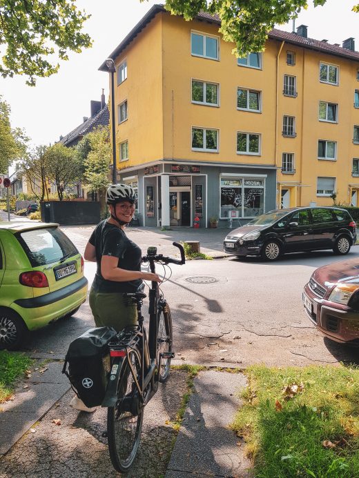 Das Foto zeigt Johanna mit Fahrrad am Kultkiosk am Freigrafendamm in Altenbochum