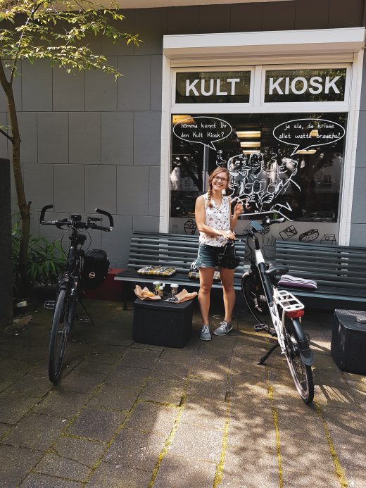 Das Foto zeigt Christin mit Fahrrädern am Kultkiosk am Freigrafendamm in Altenbochum