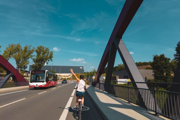 Das Foto zeigt Christin auf einem Radweg an einer Hauptstraße in Bochum