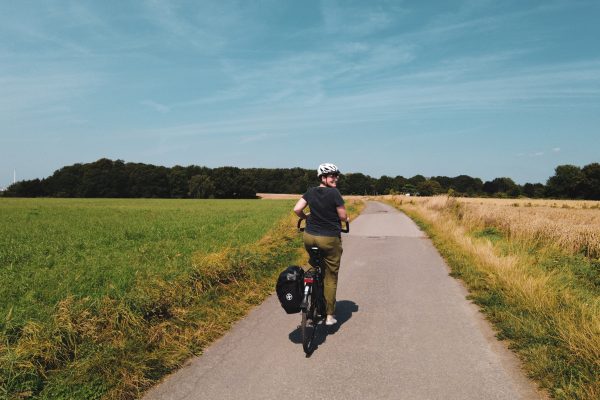 Das Foto zeigt Johanna inmitten von Feldern und Wiesen bei einer Radtour durch Bochum