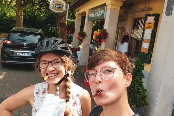 Das Foto zeigt Christin und Johanna mit gemischter Tüte an Heike´s Kiosk in Herne