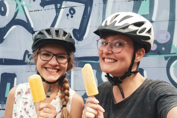 Das Foto zeigt Christin und Johanna mit Eis an Holger´s Erzbahnbude in Bochum