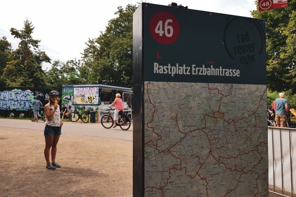 Das Foto zeigt Christin an Holger´s Erzbahnbude am Knotenpunkt 46 des Knotenpunktsystems im radrevier.ruhr