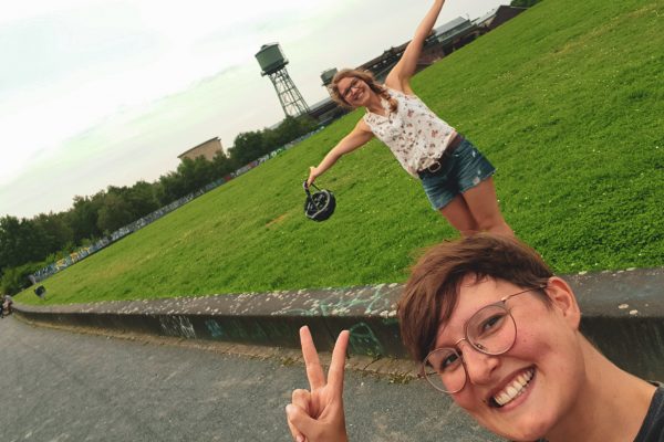 Das Foto zeigt Johanna und Christin an der Jahrhunderthalle in Bochum