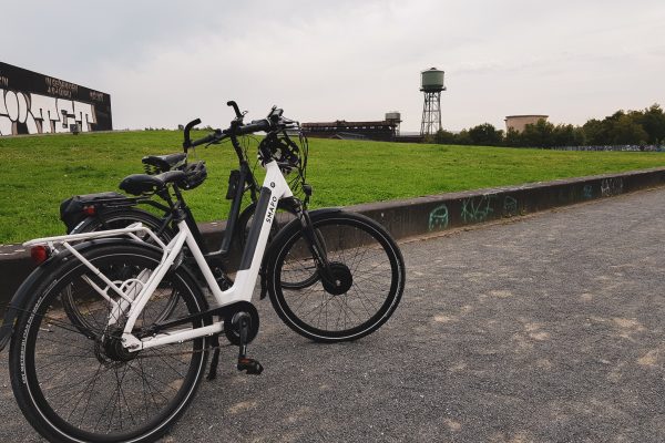 Das Foto zeigt ein Fahrrad an der Jahrhunderthalle in Bochum